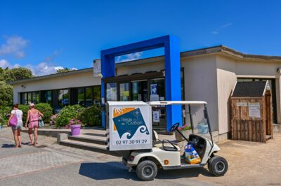 bâtiment de l'accueil du camping et cabane de gratuité