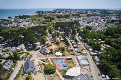 Vue aérienne du camping, la baie de quiberon en fond
